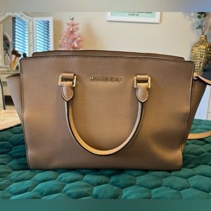 Michael Kors Large Selma Handbag Beige.